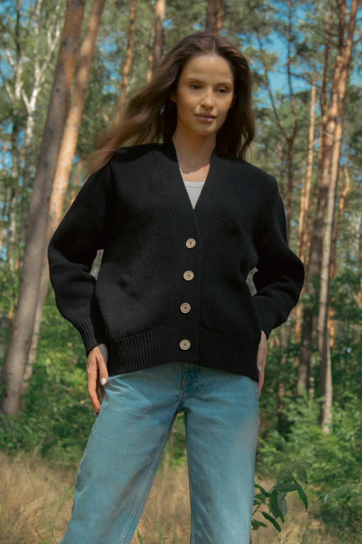 Classic, simple woolen cardigan buttoned with buttons F1710 black