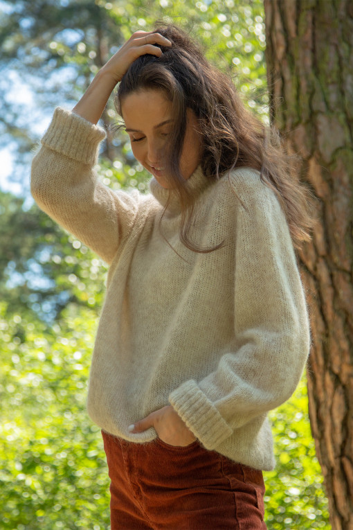 SEAMLESS OVERSIZED SWEATER WITH TURTLENECK AND ROLLED CUFFS MADE FROM ALPACA WOOL F1750 beige