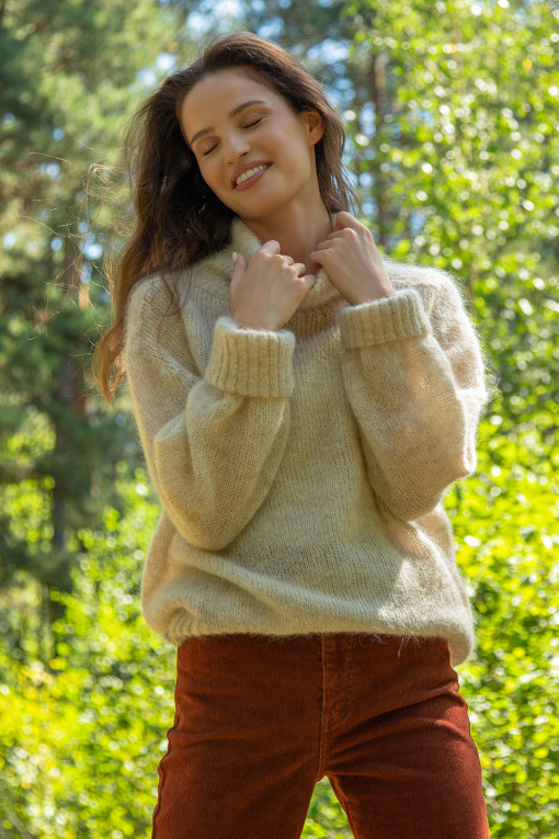 SEAMLESS OVERSIZED SWEATER WITH TURTLENECK AND ROLLED CUFFS MADE FROM ALPACA WOOL F1750 beige