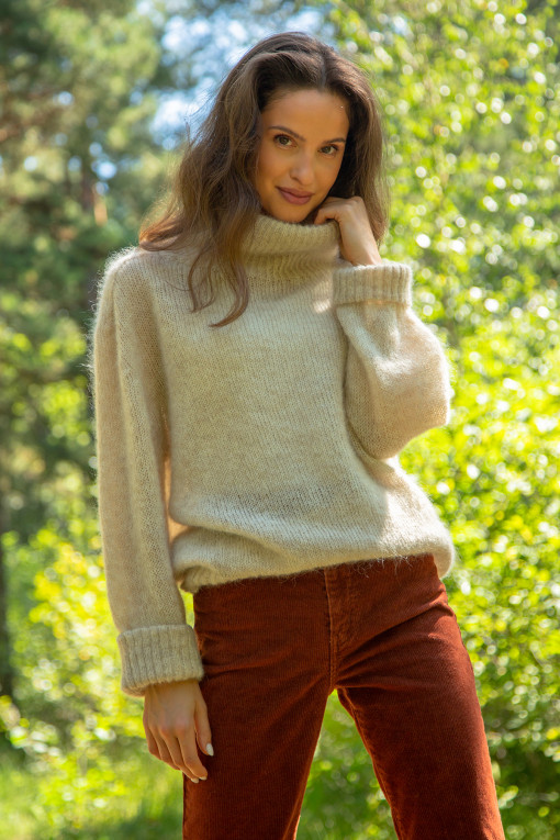 SEAMLESS OVERSIZED SWEATER WITH TURTLENECK AND ROLLED CUFFS MADE FROM ALPACA WOOL F1750 beige