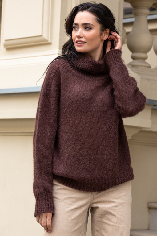 SEAMLESS OVERSIZED SWEATER WITH TURTLENECK AND ROLLED CUFFS MADE FROM ALPACA WOOL F1750 choco